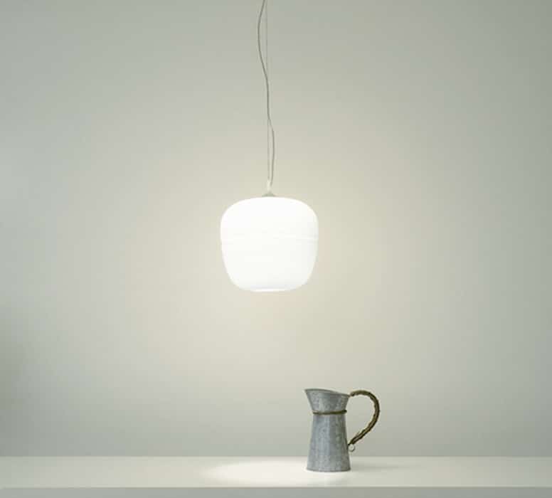 Lampe suspendue en verre soufflé opalin Afra