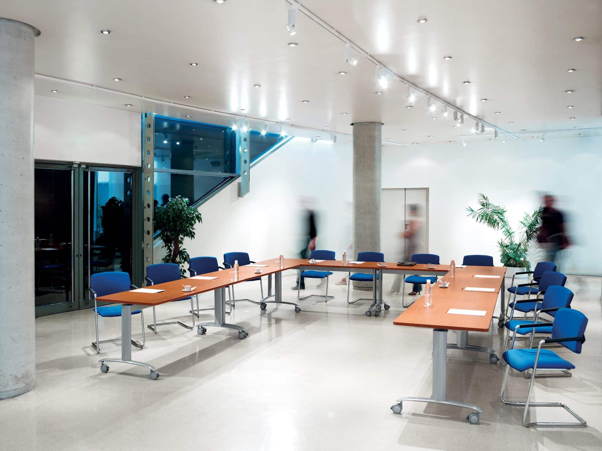 Table de réunion modulable abattantes