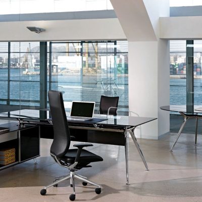 Bureau angle de direction avec plateau en verre et piétement aluminium Arkitek