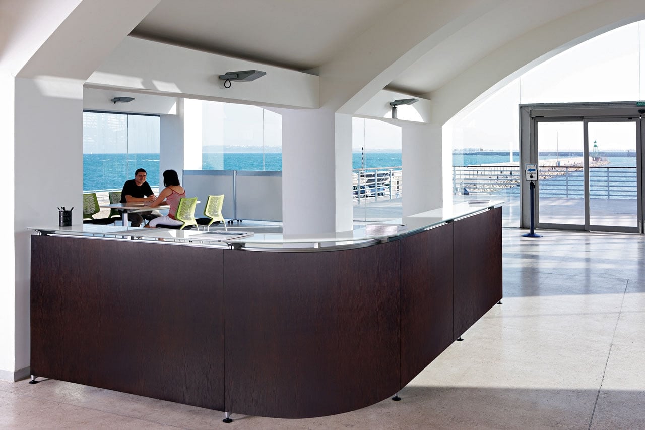 Banque d’accueil en bois Informa