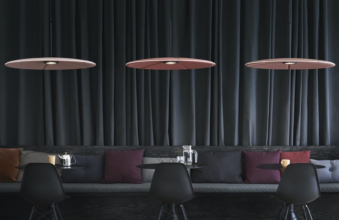 Panneau acoustique suspendu au plafond avec luminaire intégré Lily