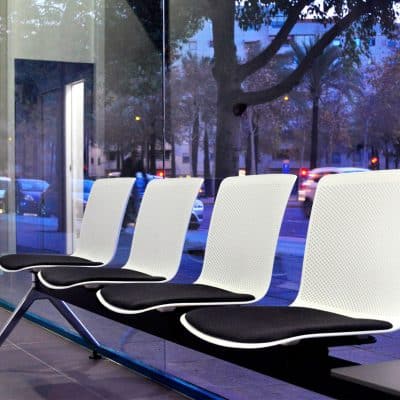 chaise d'accueil sur poutre avec piètements en v glove