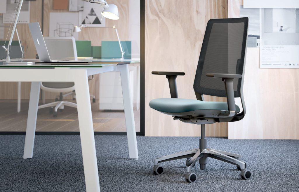 Un bureau avec une chaise ergonomique, indispensable pour un bon maintien du dos