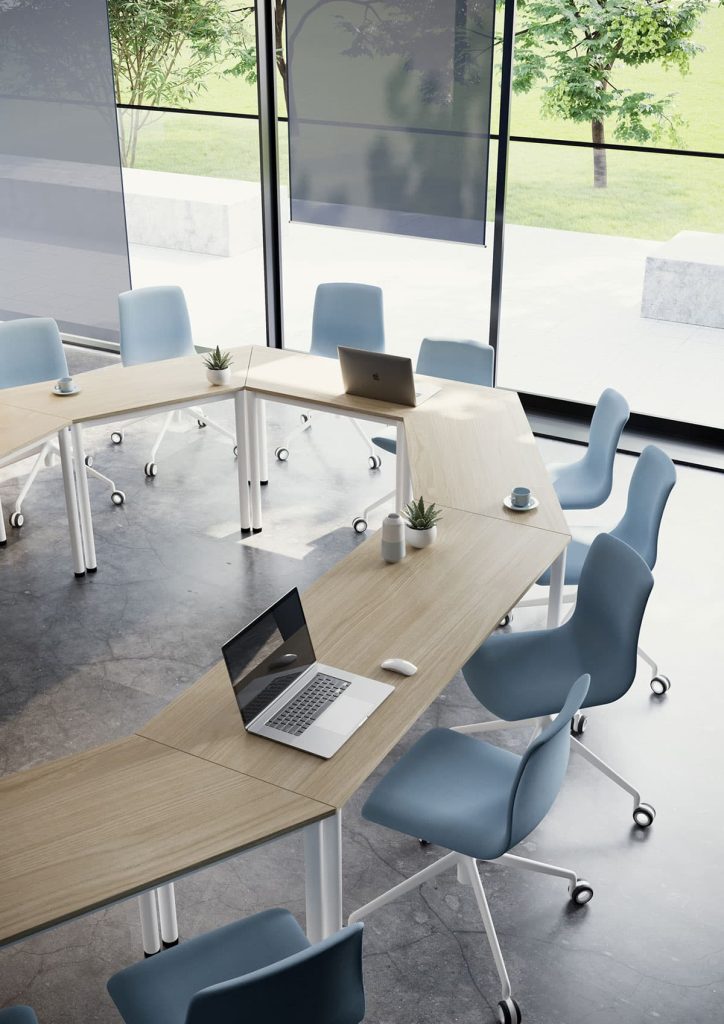 De bonnes sources d'éclairage naturel permettent de réduire la fatigue oculaire en milieu professionnel comme dans cette salle de réunion