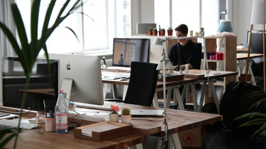 Un espace de travail lumineux à moitié vide, laissant penser que le travail hybride est une pratique courante dans l'entreprise.