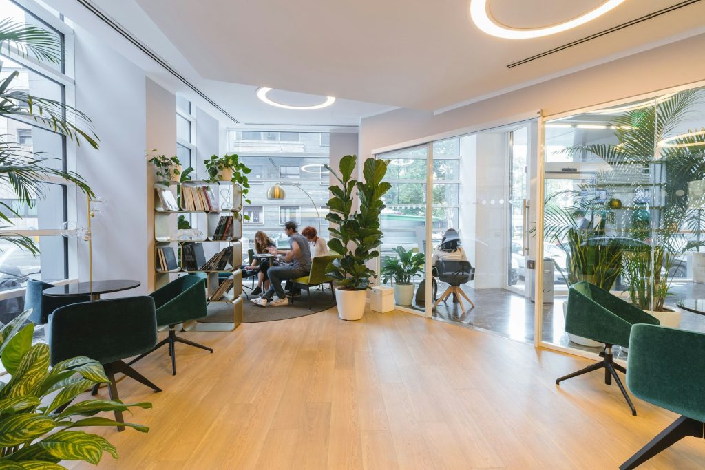 Une entreprise qui a mis en place le travail hybride propose à ses employés différentes façons et lieux pour travailler.