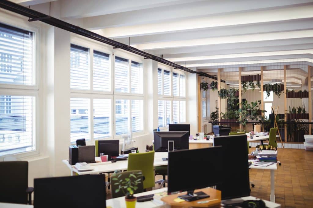 Open space et bureaux vides en vue d'un déménagement d'entreprise