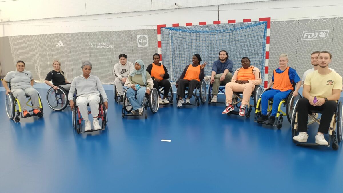 Les jeunes de l'E2C Paris s'initient au Handball fauteuil