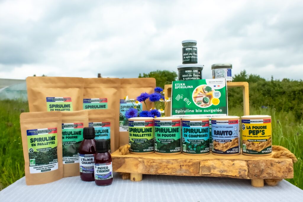 Gamme complète de produits à base de spiruline et phycocyanine : comprimés, paillettes, poudre, spiruline fraîche, surgelée, et flacons de phycocyanine.